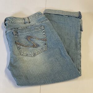 Silver jeans light wash capri jeans